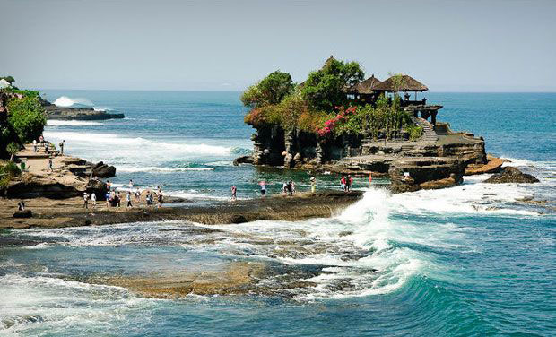 Still Crowded During Corona Outbreak, Access to Kuta Beach in Bali is Closed